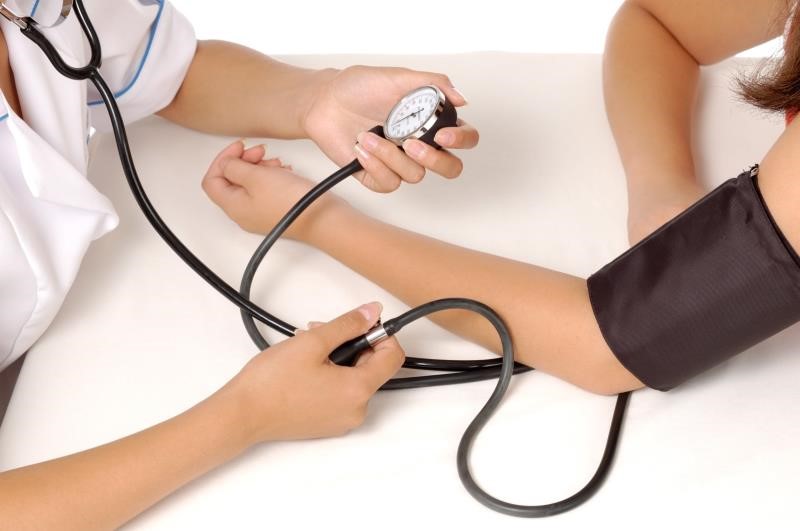 Doctor taking blood pressure_12249