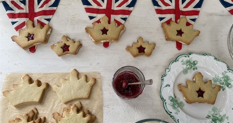 An image of the Jubilee jammy dodgers, with strawberry jam and Union Jack bunting.
