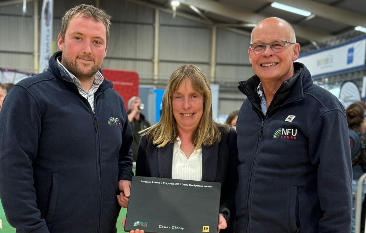 Pictured is NFU Cymru Dairy Board Chairman Jonathan Wilkinson, NFU Cymru / NFU Mutual Dairy Stockperson of the Year Award winner for 2025, Kathryn Joules and NFU Cymru / NFU Mutual Group Secretary, Rhys Williams 