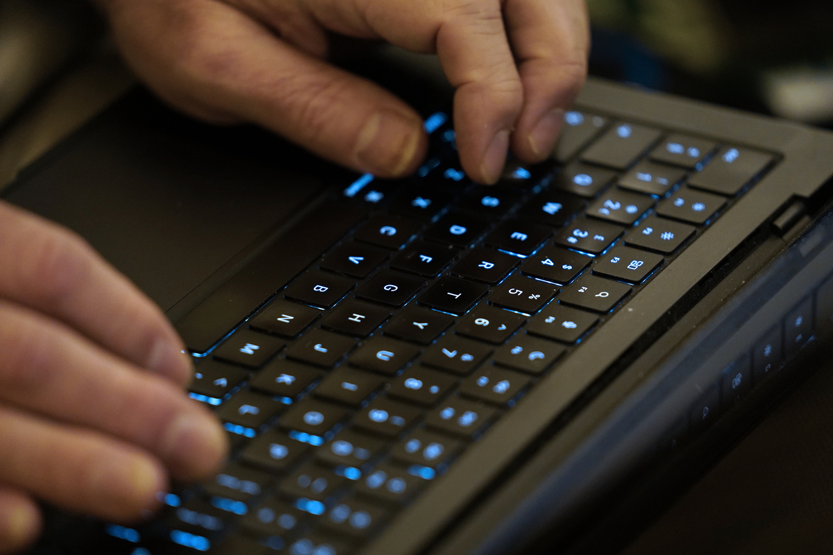 Typing_glowing_keyboard