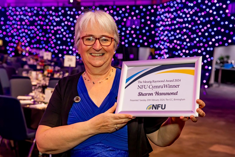 Sharon Hammond with her certificate