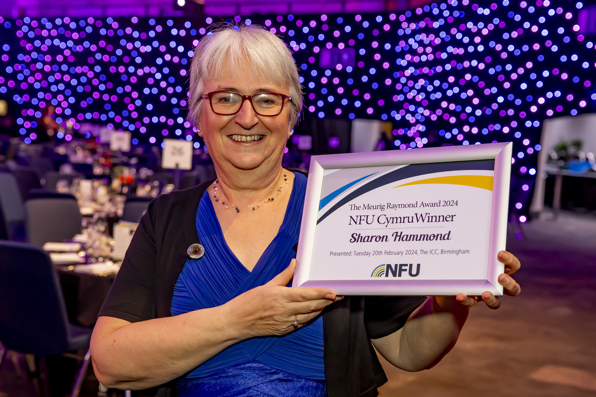 Sharon Hammond with her certificate