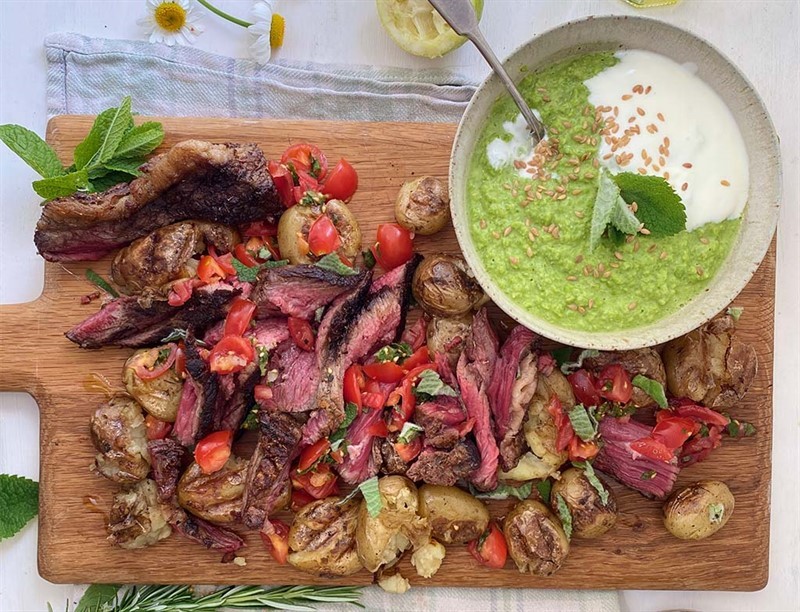 Barbecued steak with smashed rosemary potatoes _85226