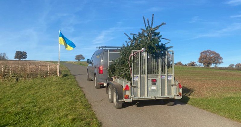 Christmas tree on the back of a van with the Ukraine flag