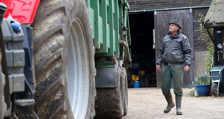 FARM SAFETY - STOCK IMAGESPicture by Adam FradgleyPictures to illustrate farm safetyInspecting Tractor & Trailer